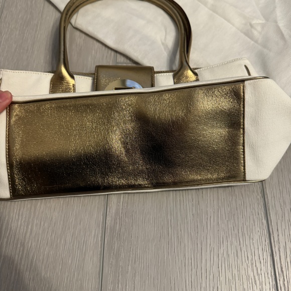 Kate Spade Ivory and Gold handbag. - Picture 6 of 6